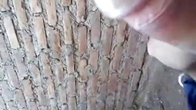 Porno pas d'inscription  Assis sur les toilettes, la fille fait pipi dans de longues chaussettes video porno lesbiene