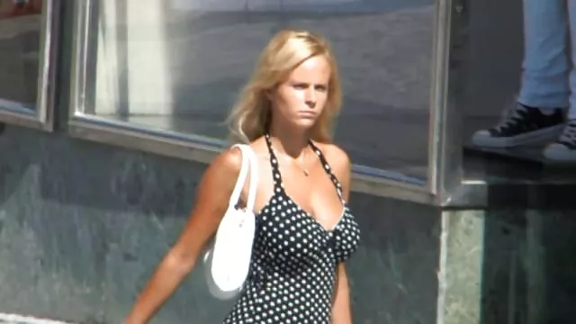 Porno pas d'inscription  Kyra était en retard pour le train et baisait dans les video gratuite jacky et michel bois