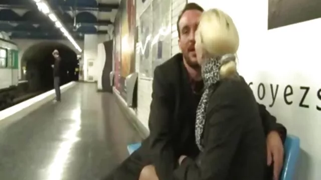 Porno pas d'inscription  Blonde exhibe son corps nu et prono sex gratuit obtient baise dans le casting