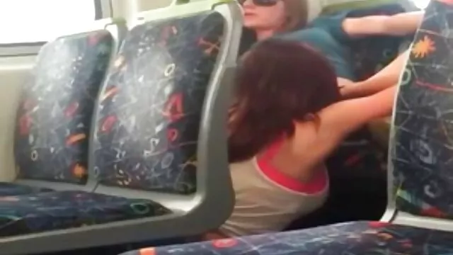 Porno pas d'inscription  La chemise blonde et brune disposée sur le filmes x gratuits lit a montré ses seins et sa chatte poilue