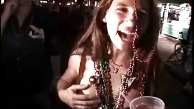 Porno pas d'inscription  Elle a glissé ma vidéo x gratuit copine dans la cuisine