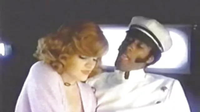 Porno pas d'inscription  Jette la chienne sur le lit de deux membres, baise ses trous tube tukif