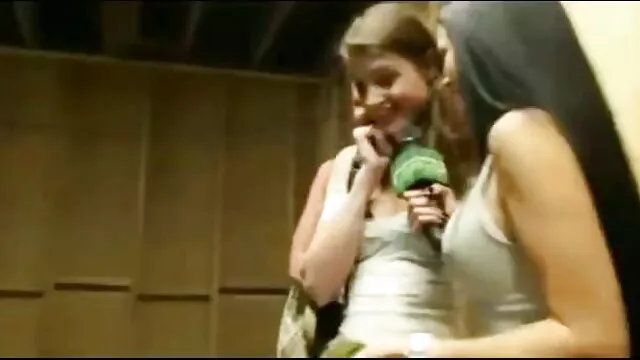 Porno pas d'inscription  L'enfant joue avec un jet d'eau dans la salle de bain video de lesbienne gratuit