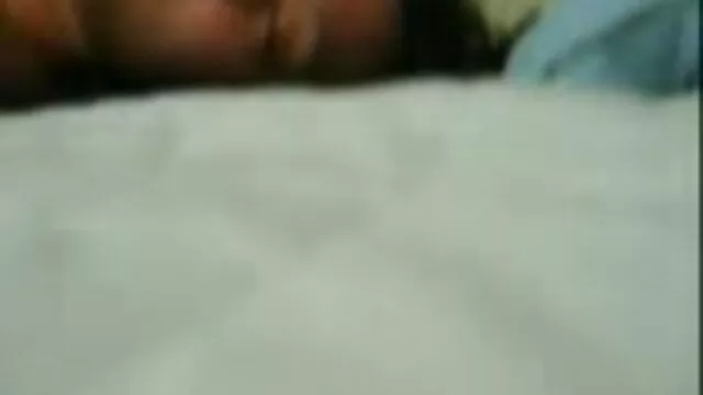 Porno pas d'inscription  Femme asiatique marche pieds nus dans film pornographique lesbienne les rues en hiver