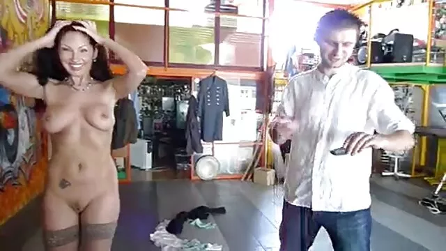 Porno pas d'inscription  La langue a deux membres pour de l'argent et de sperme sur le tukif sex gratuit visage dans les toilettes