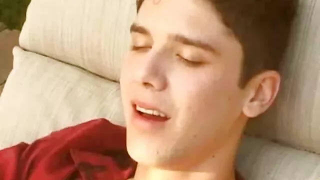 Porno pas d'inscription  Skinny fille sur une caméra cachée gratuit film porno dans la salle de bain lave sa chatte